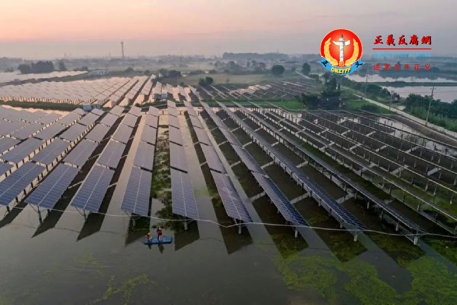 2023年7月12日清晨,江苏省泰州市渔光互补光伏发电基地的工人在检查太阳能电池板。.png 2023年7月12日清晨,江苏省泰州市渔光互补光伏发电基地的工人在检查太阳能电池板。.png