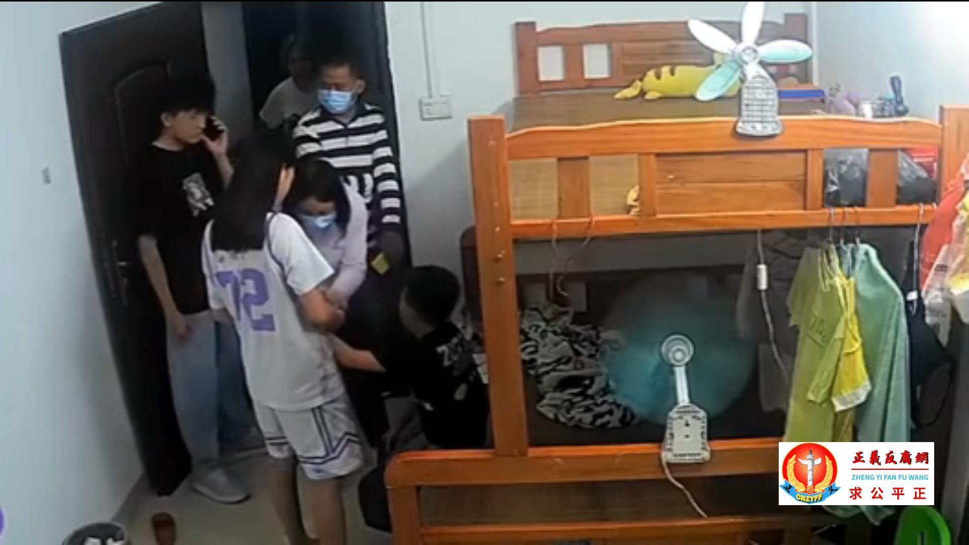 2025年8月7日,广东湛江有反映,自己不在家,两孩子单独在家被当地村委会等人员上门强制抽血。.jpg 2025年8月7日,广东湛江有反映,自己不在家,两孩子单独在家被当地村委会等人员上门强制抽血。.jpg