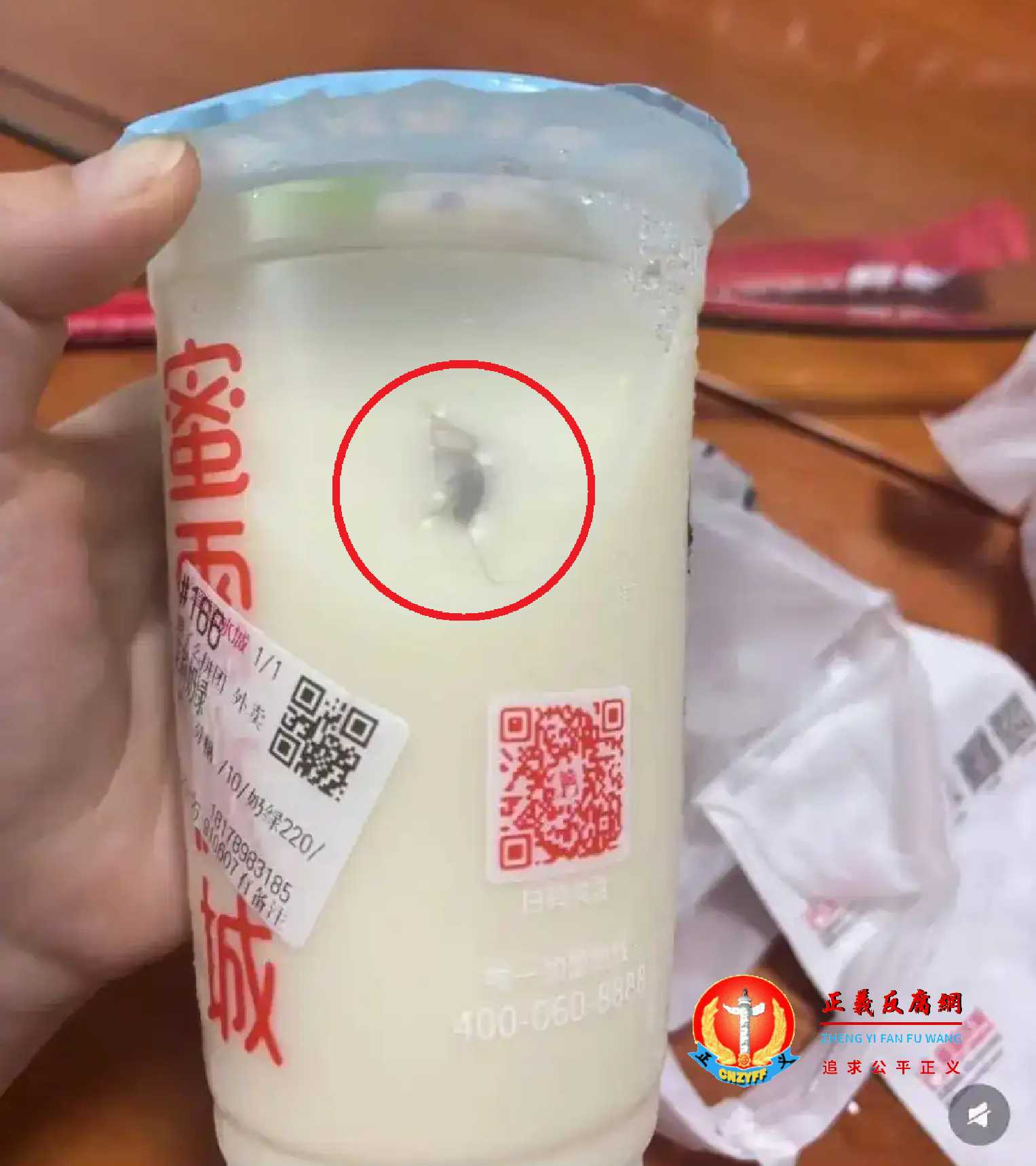 蜜雪冰城未开封奶茶发现蟑螂.jpg 蜜雪冰城未开封奶茶发现蟑螂.jpg